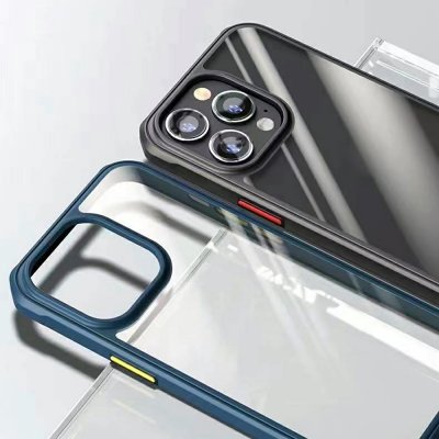 Hur A31386 skalet till iPhone Series 13 ser ut med och utan mobil.