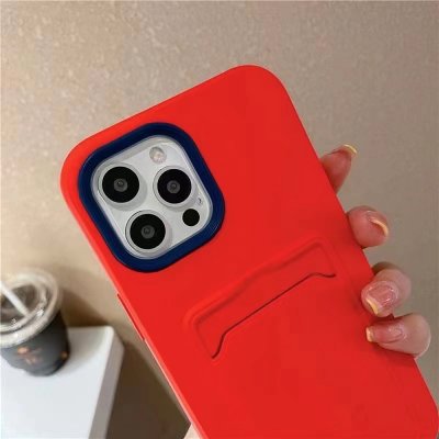 Skyddande skal till iPhone 13 Pro med kontrasterande färger och kortficka.