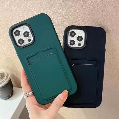 Skyddande skal till iPhone 13 Pro med kontrasterande färger och kortficka.