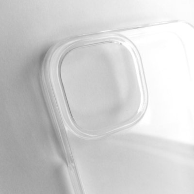 Exempelbild på samma TPU-skal till iPhone 13. Transparent för att behålla orginaldesignen.