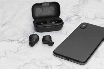 STREETZ Trådlösa in-ear hörlurar med laddningetui, BT 5, TWS, svart